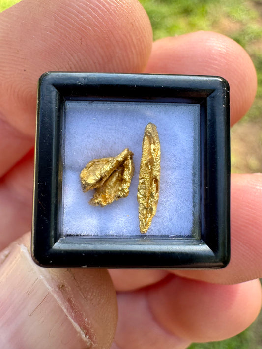 Unique and oddly shaped 2 gold nuggets 0.76 grams